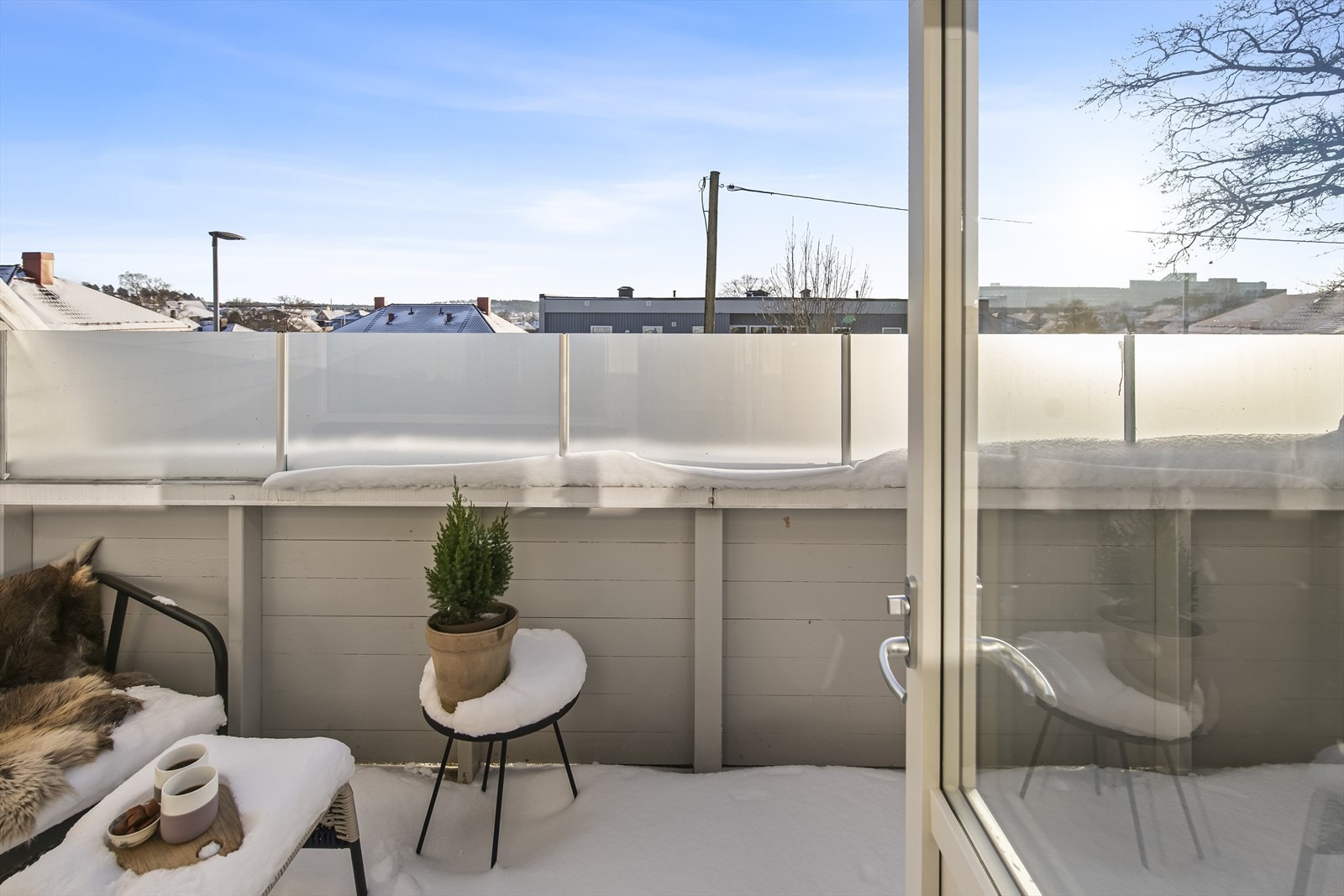 Dekke av impregnerte gulvbord og rekkverk av langsgående bord med frostet glasspartier over. Galleribilde