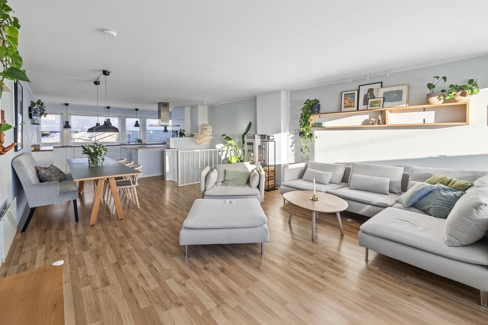 Stuens utforming og størrelse gir god møbleringsfrihet og rommet er i dag innredet med stor hjørnesofa og spisestue. Galleribilde