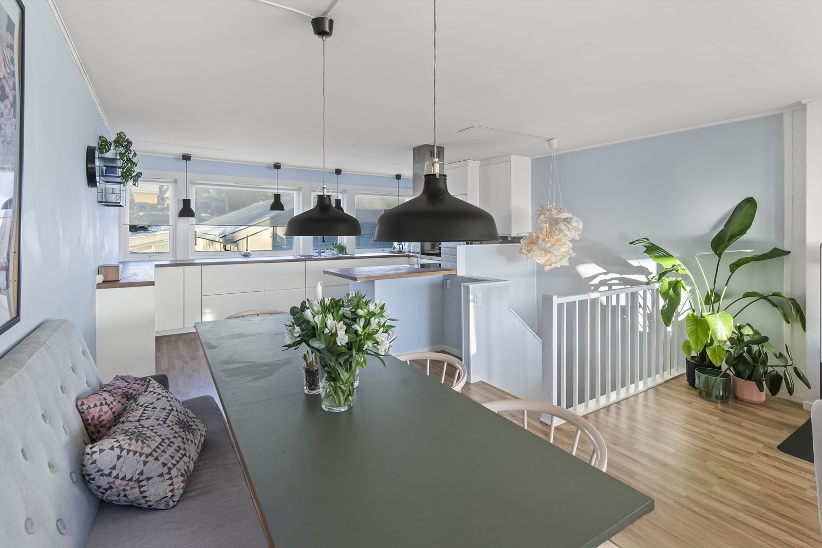 Lyst og pent kjøkken i åpen løsning med stuen. Galleribilde