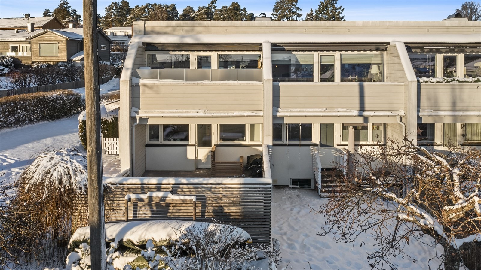 Romslig hovedterrasse, som er bygget på terreng og har et areal på ca. 28 kvm. Galleribilde