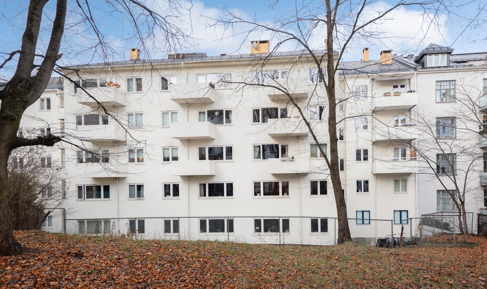 Samtidig bor du i en skjermet og enveiskjørt sidegate. Bedre blir det ikke! Galleribilde