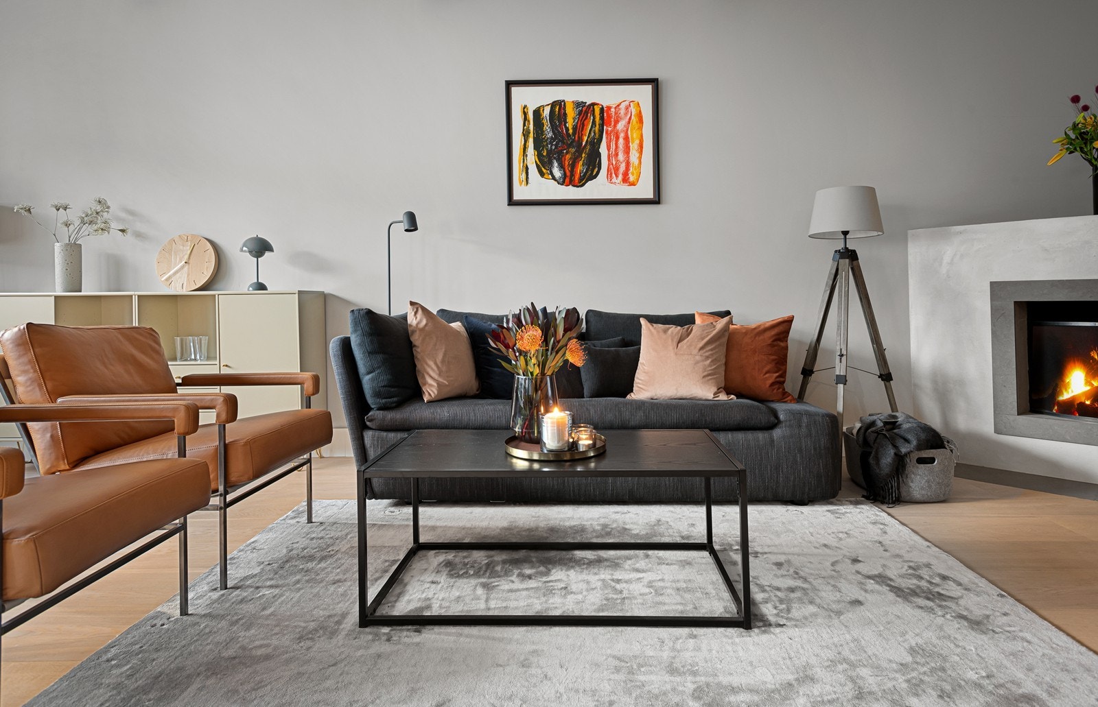 Hyggelig sofakrok med god plass til sofa, stuebord og annet tilhørende møblement. Koselig peis som gir ekstra varme og hygge på de sene vinterkveldene Galleribilde