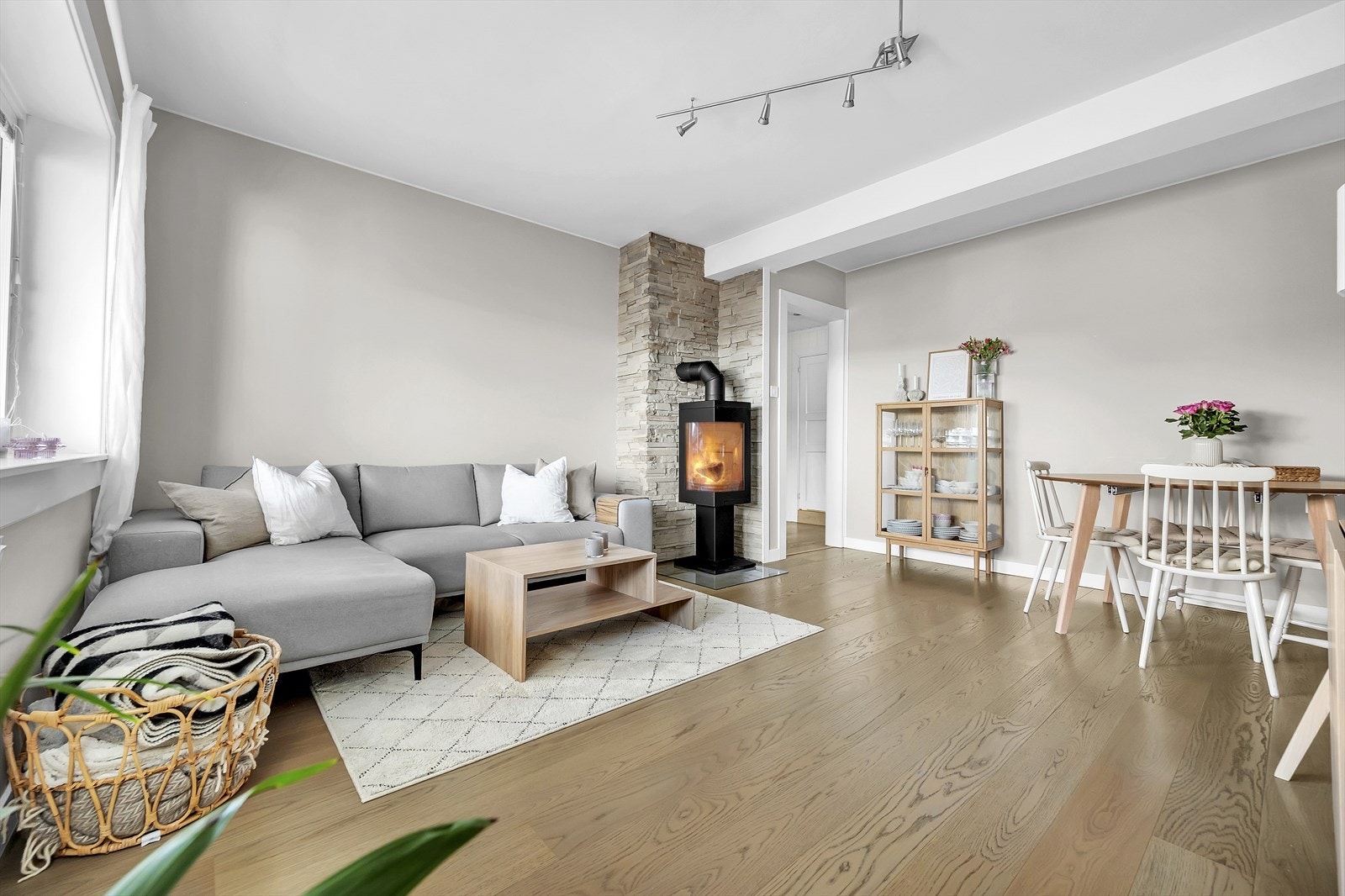 Den moderne peisen sikrer behagelig, vedvarende varme og bidrar til hyggelig stemning på kalde høst- og vinterkvelder. Galleribilde