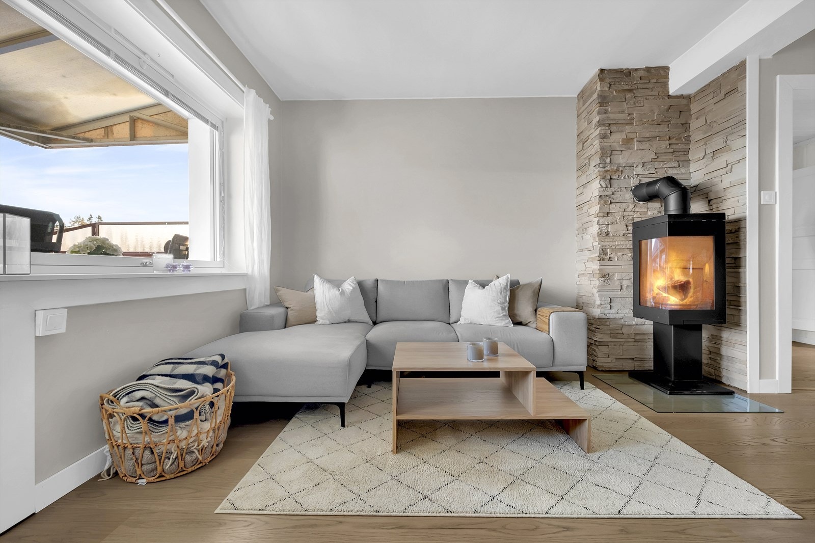 Innbydende stue med god plass til sofagruppe, sofabord og tv-benk. Galleribilde