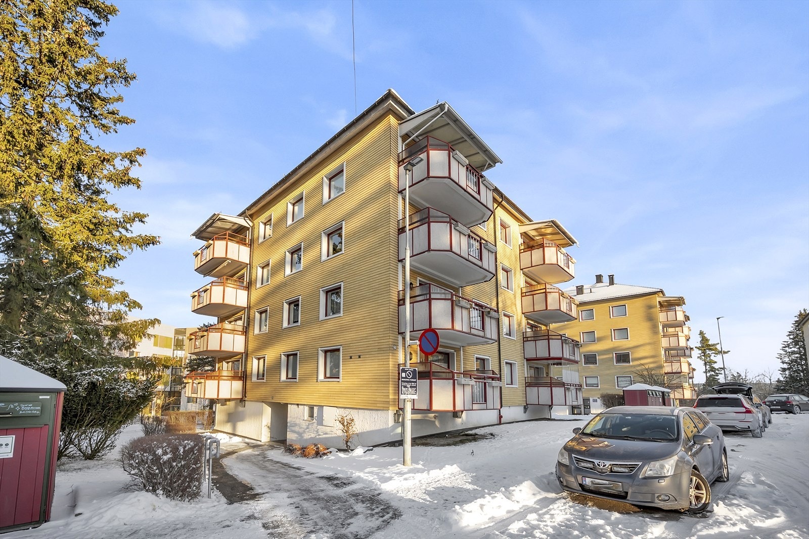 Det er mulighet for leie av parkeringsplass i borettslaget etter gjeldende ventelister. Galleribilde