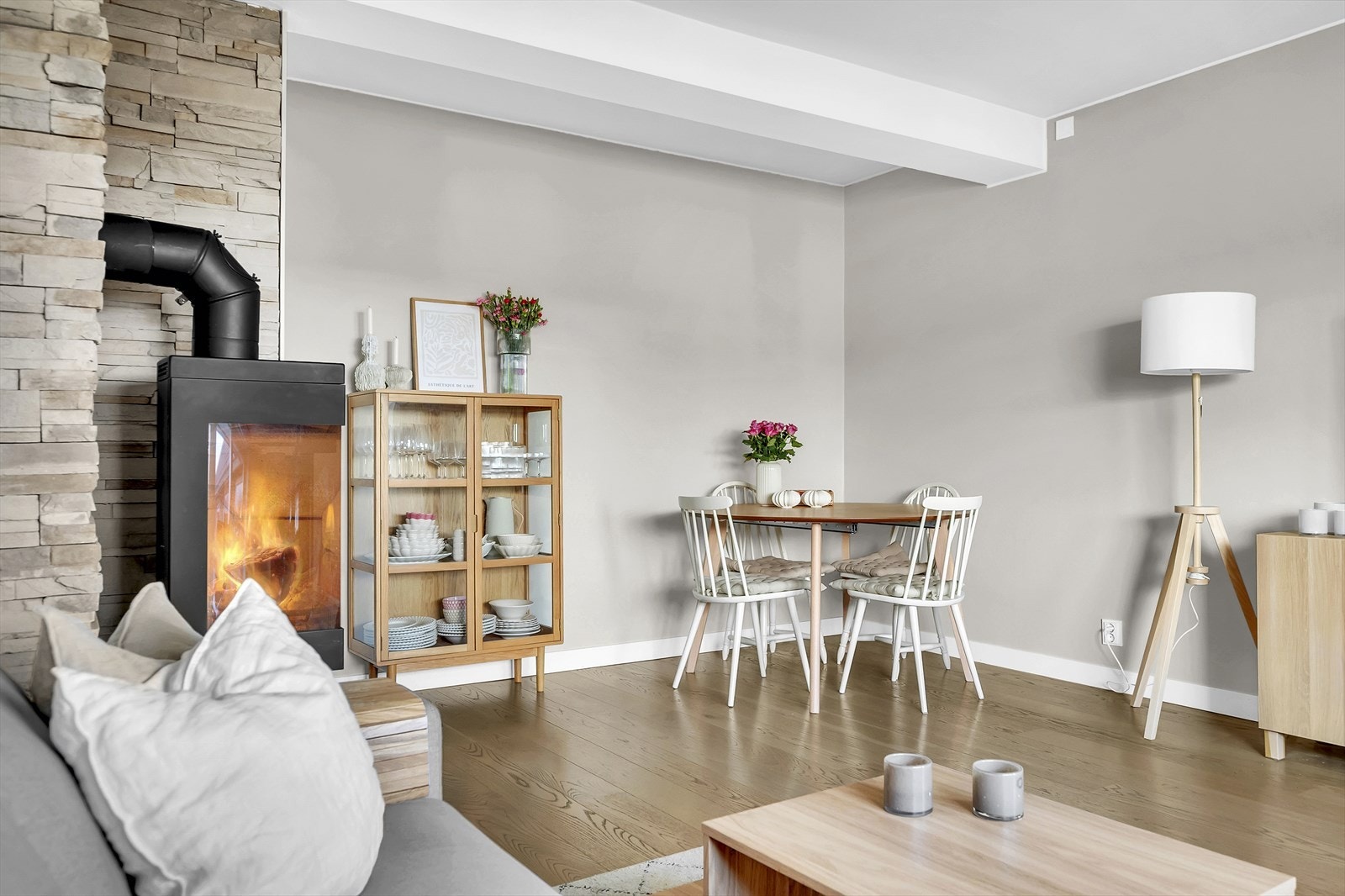 I stuen er det i tillegg god plass til stort spisebord. Hit kan du fint invitere over både venner og familie på et bedre måltid. Galleribilde