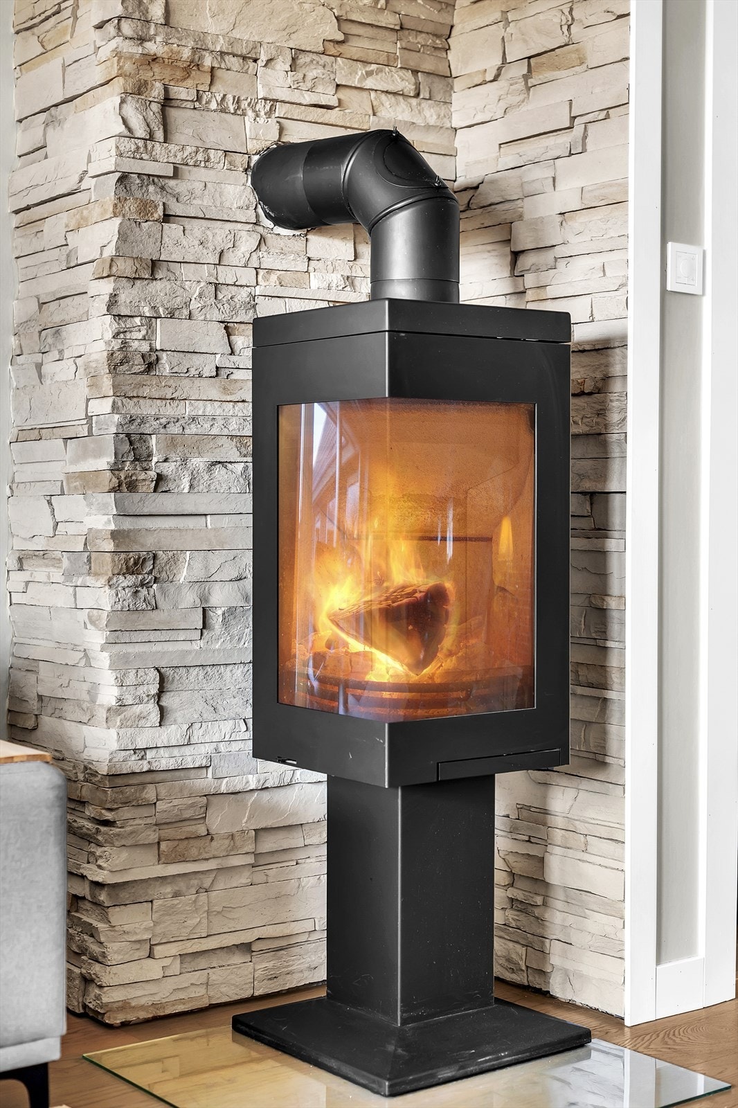 Det ble satt inn ny peis med glassdør i 2017 (type Nordpeis). Pipeløpet ble rehabilitert i regi av borettslaget i 2017. Galleribilde