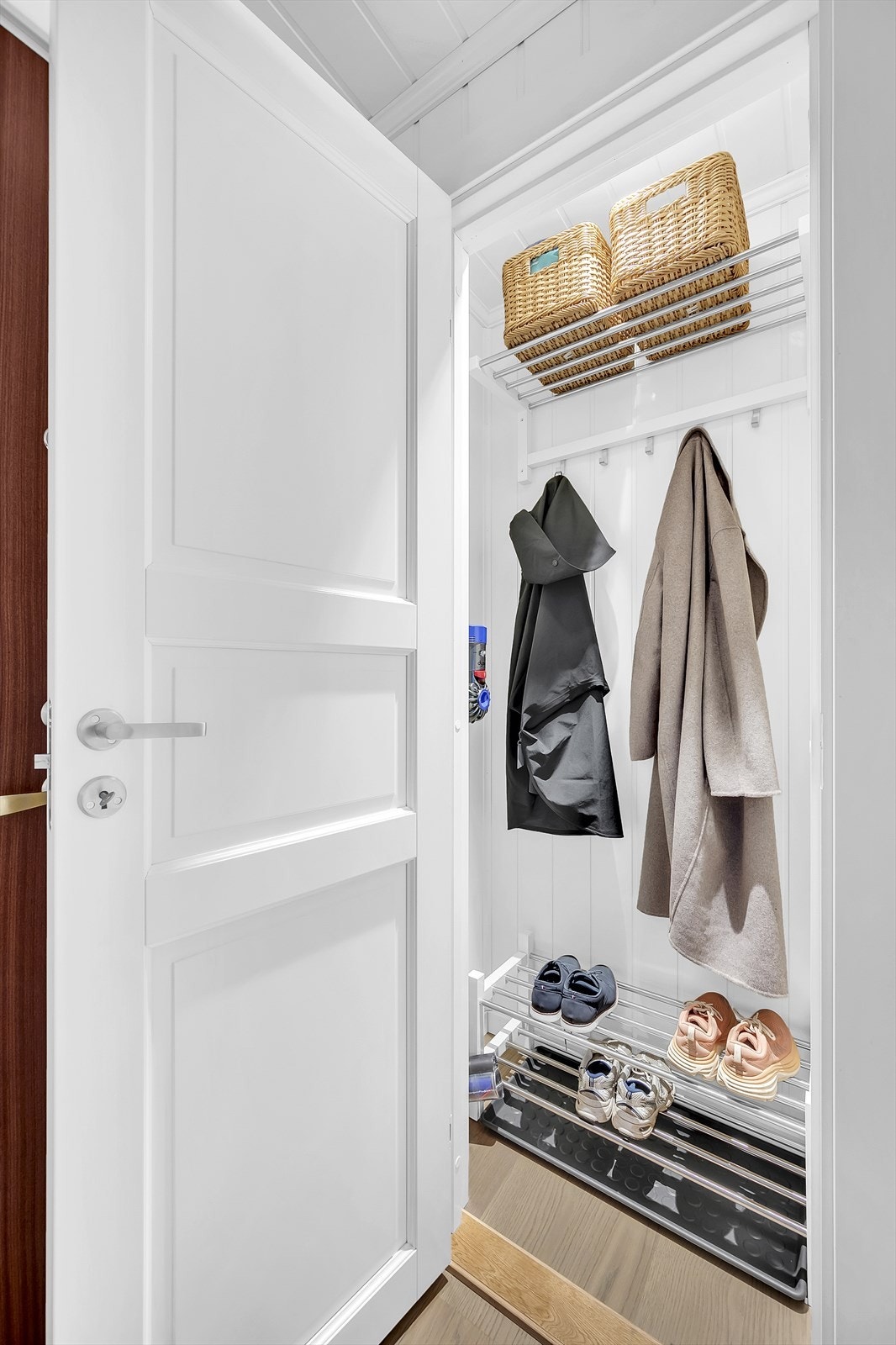 Det er godt med lagringsplass i kott med god plass til knagger og skohylle. Galleribilde