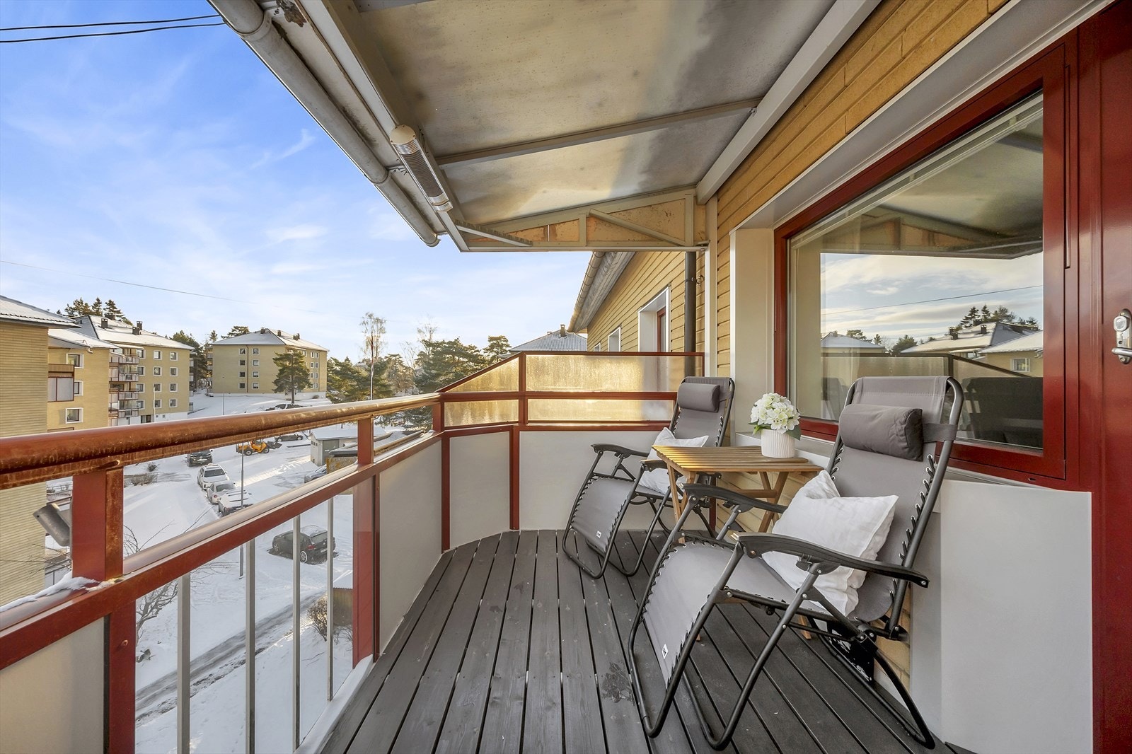 En lys og moderne 2-roms topp- og hjørneleilighet med ettertraktet beliggenhet på Karlsrud. Galleribilde