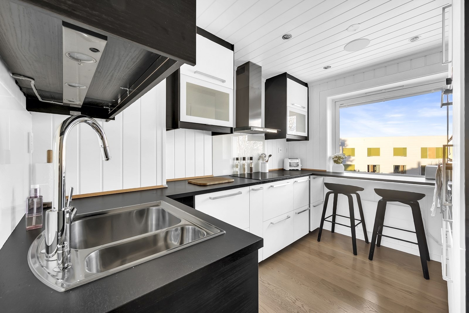 Pent, separat kjøkken med hyggelig spiseplass og fint utsyn. Galleribilde