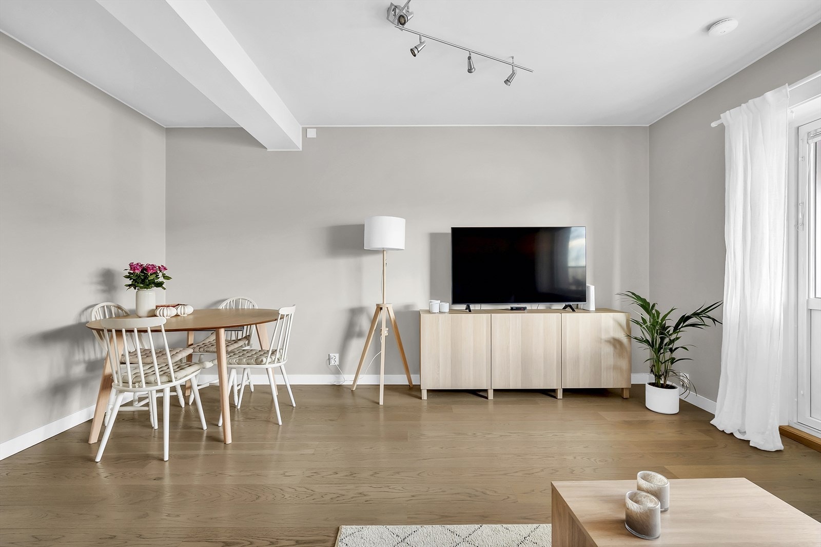 Leiligheten oppleves stilren og gjennomført med pent gulv og delikate fargevalg. Stuen er nylig malt og gulvet ble lagt i 2015. Galleribilde