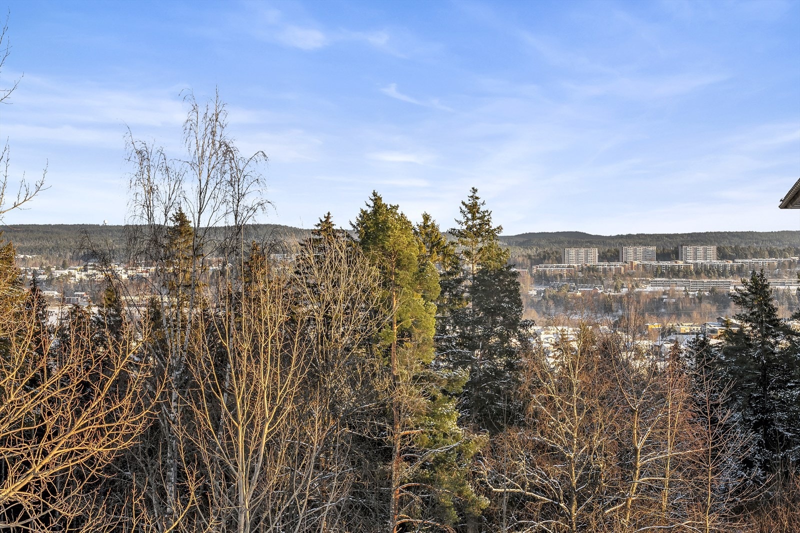 Toppleilighet med vid utsikt utover nærområdet og Østmarka. Galleribilde