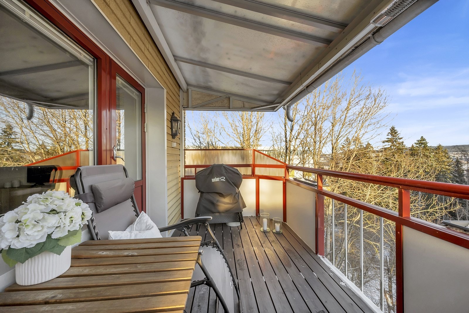 Her er det god plass til sittegruppe, grill og beplantning. Galleribilde