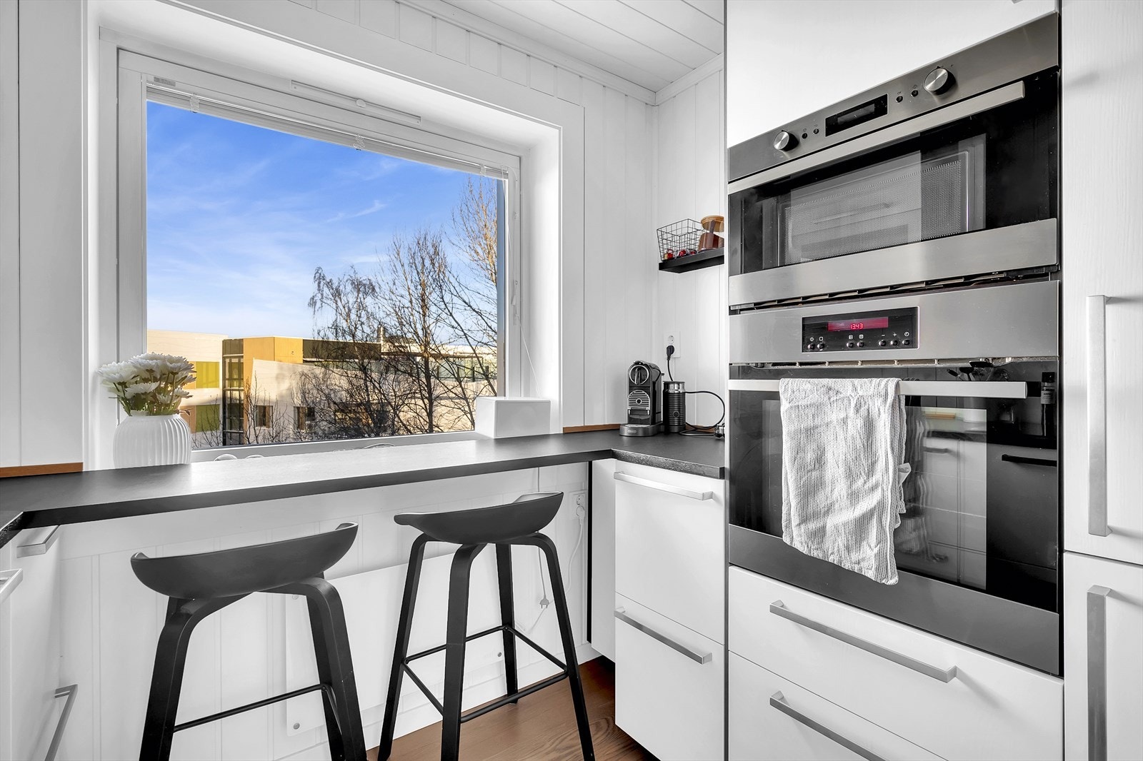 Integrert oppvaskmaskin, induksjonstopp, mikrobølgeovn og kjøle-/fryseskap (nytt oktober/november 2024). Galleribilde