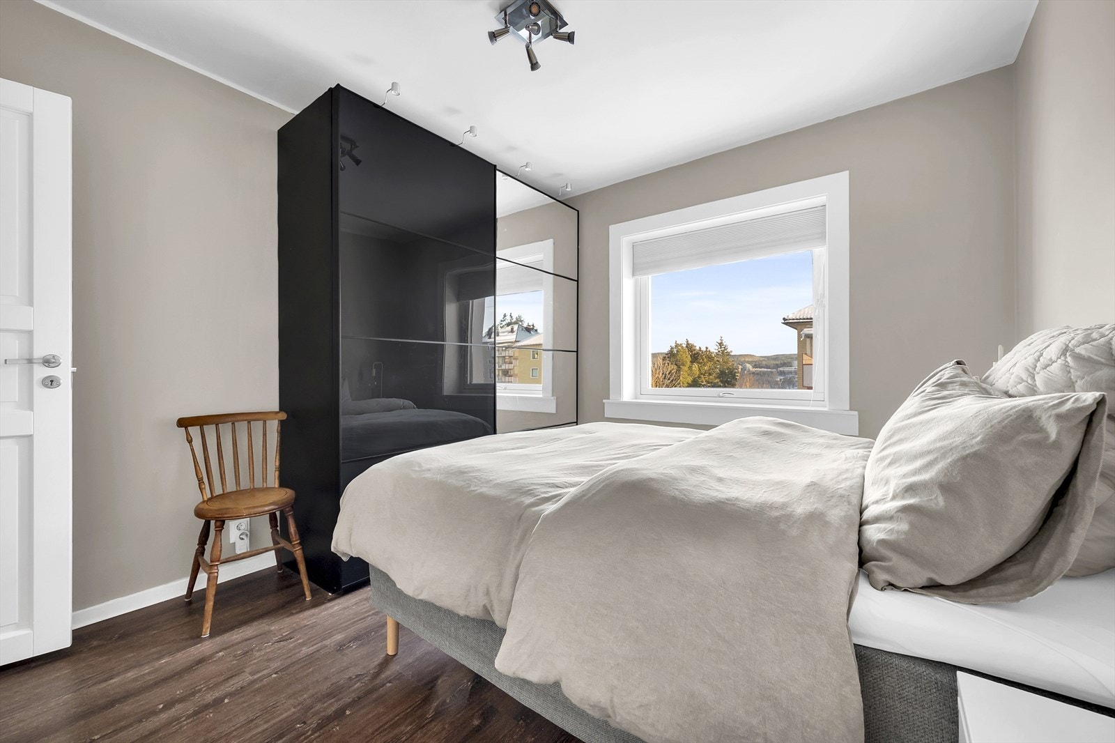 Det er god plass til dobbeltseng, nattbord og skyvedørsgarderobe. Galleribilde