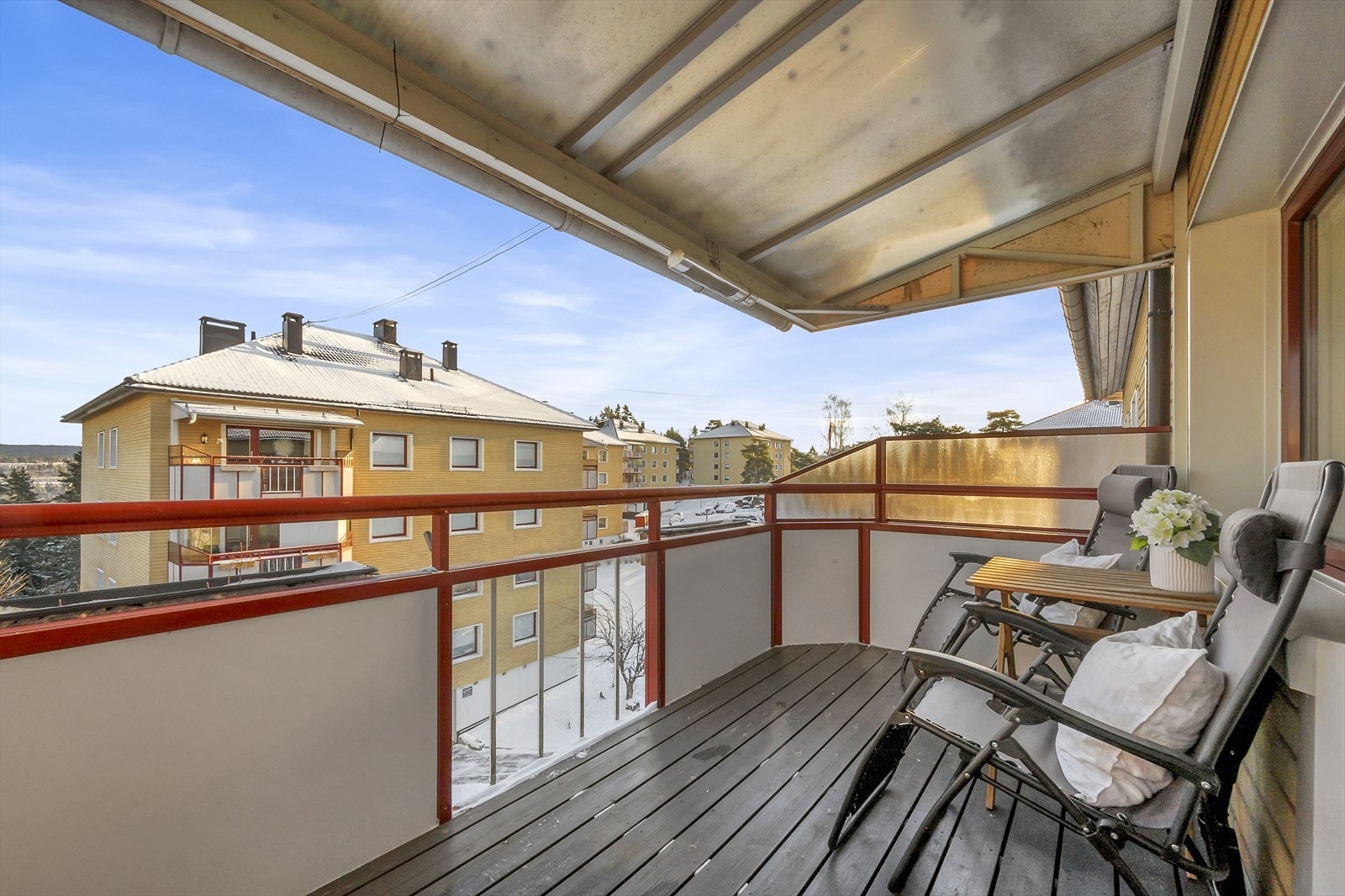 Fra stuen er det utgang til en østvendt, takoverbygget balkong på 7,5 kvm. Galleribilde