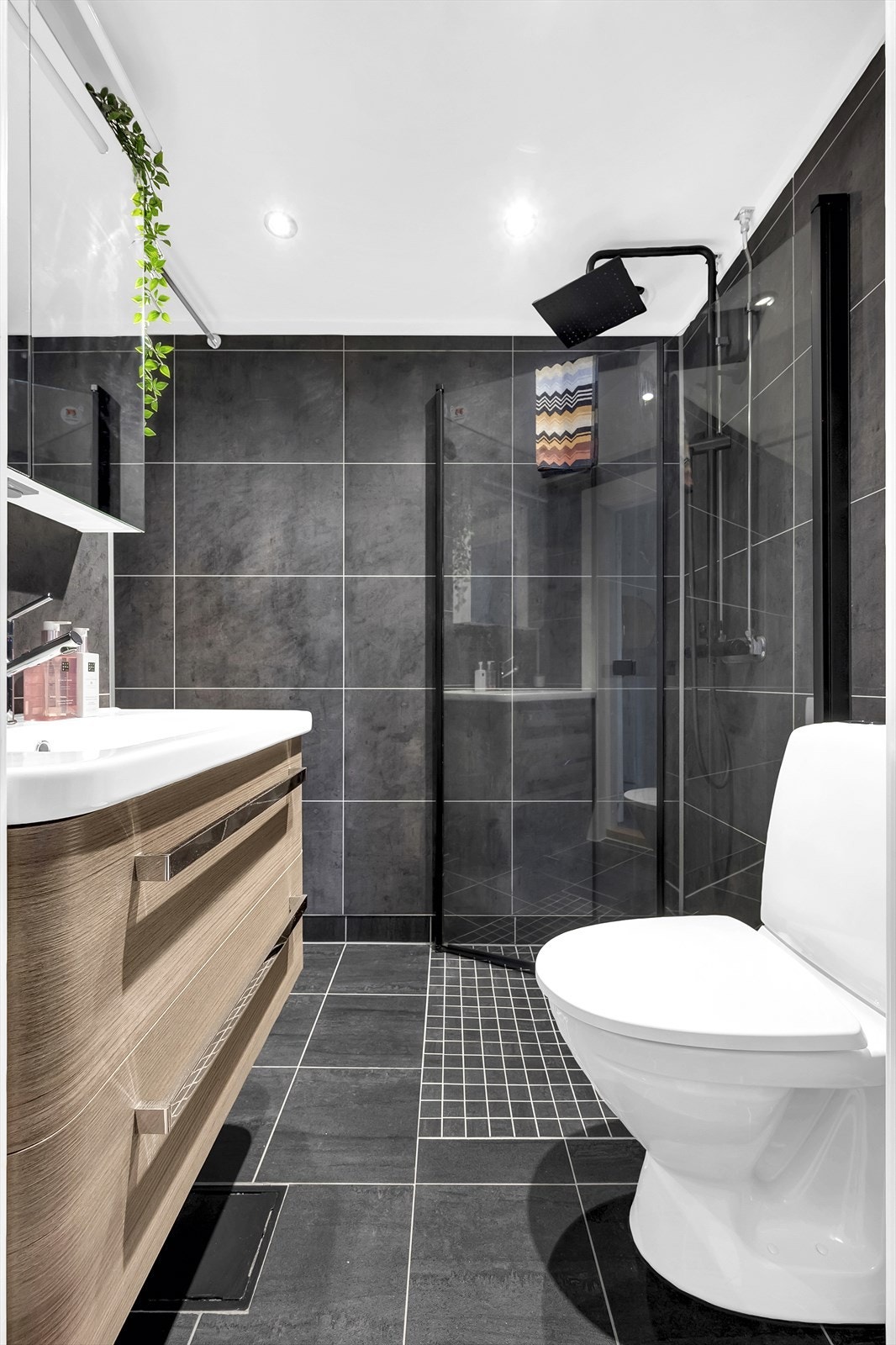 Lekkert bad oppgradert i 2021 med flislagt gulv og behagelig gulvvarme. Det er opplegg for vaskemaskin. Galleribilde