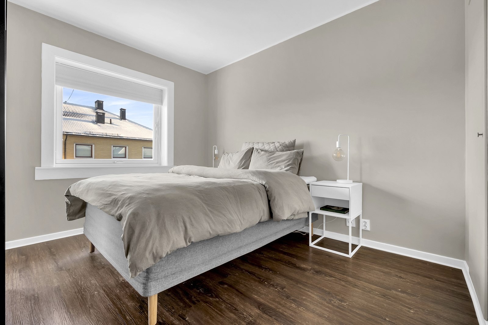 Leiligheten har et lunt og romslig soverom. Galleribilde