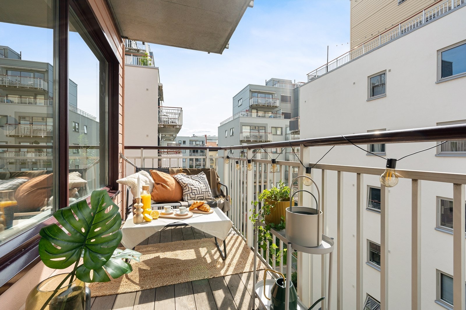 Nåværende eier har også hatt grill. Balkongen er sørvendt, så her nytes sola store deler av dagen og helt til kvelden Galleribilde