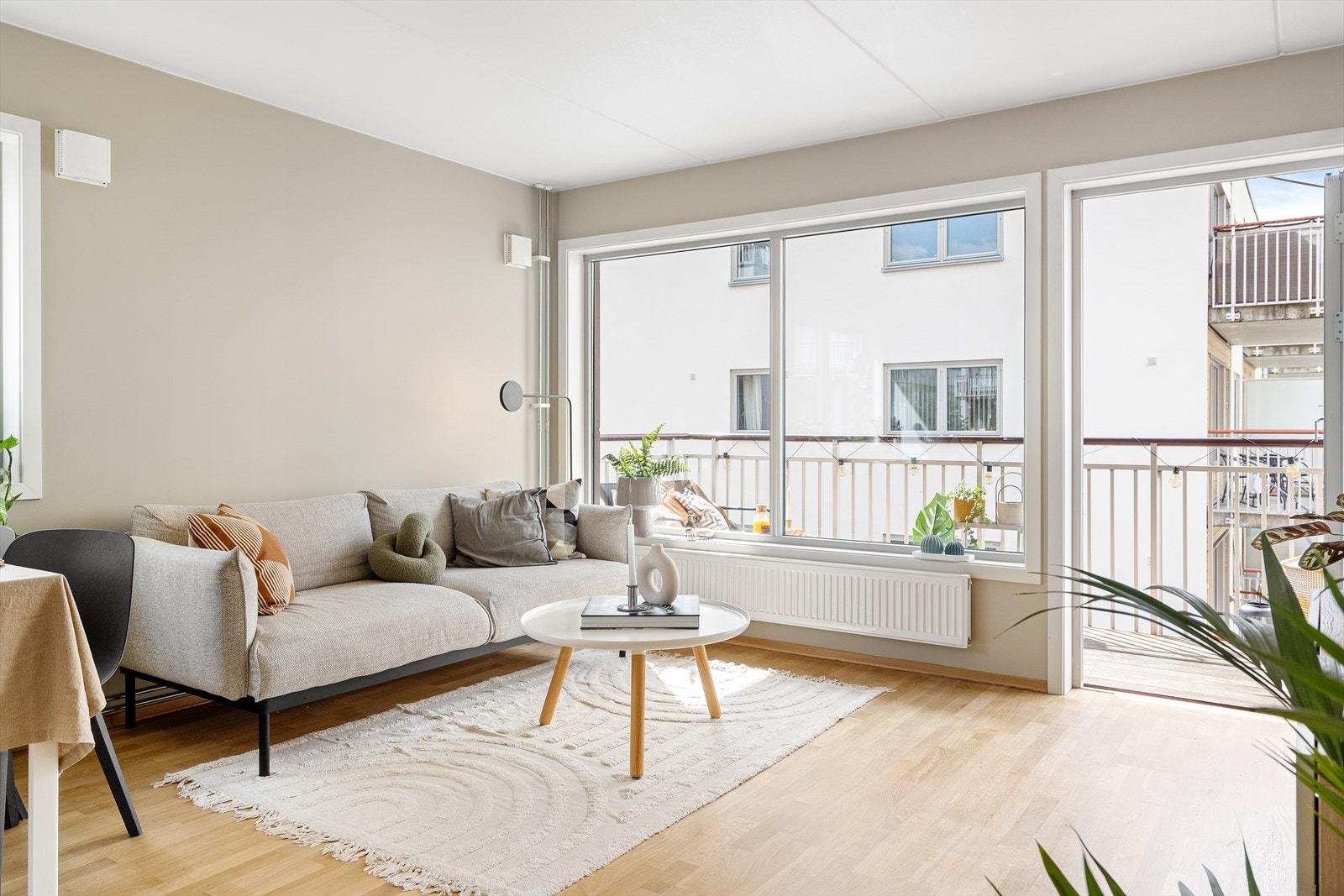 En arealeffektiv 3 roms leilighet i 5. etasje med heisadkomst. I stuen er gulvene slipt og mattlakkert + veggene malt i 2024. Galleribilde