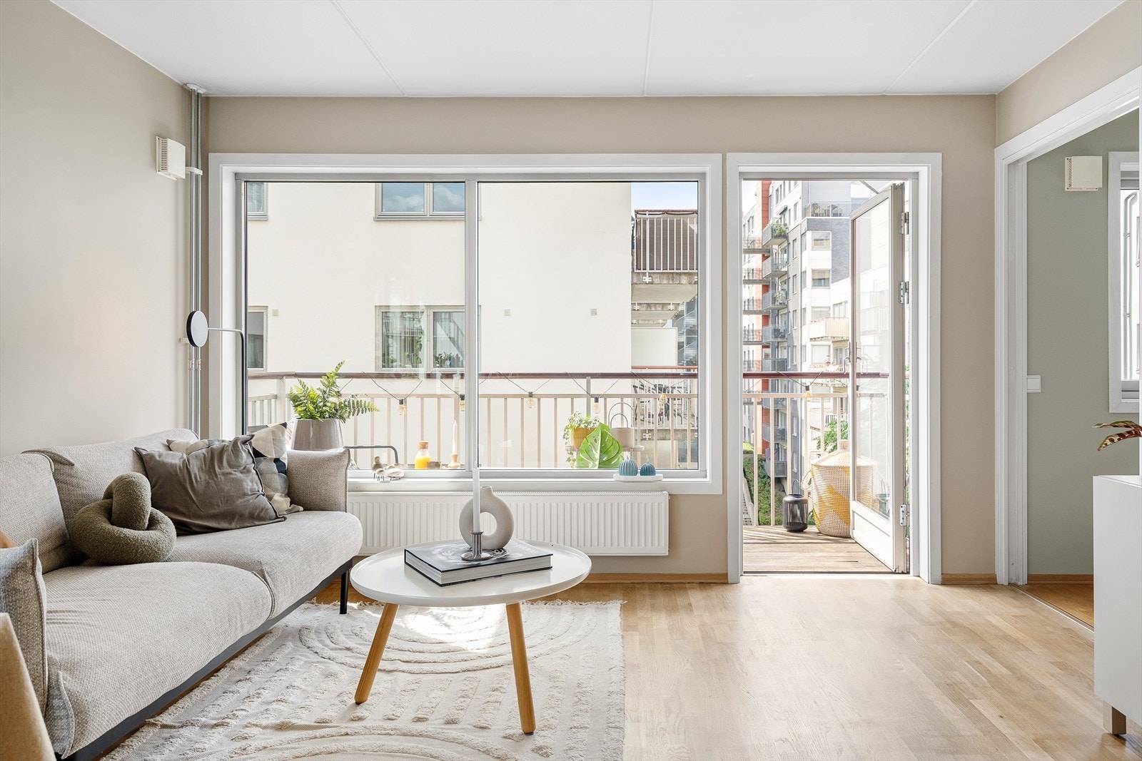 Fra stuen har du utgang til boligens balkong Galleribilde