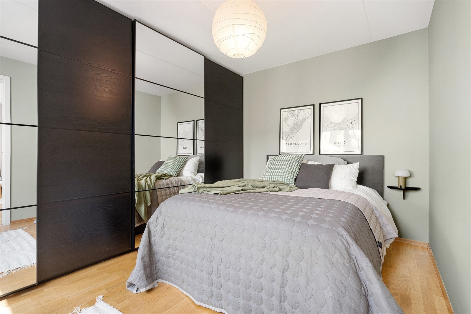 Romslig hovedsoverom med plass til dobbeltseng, god plass til lagring i stor skyvedørsgarderobe Galleribilde