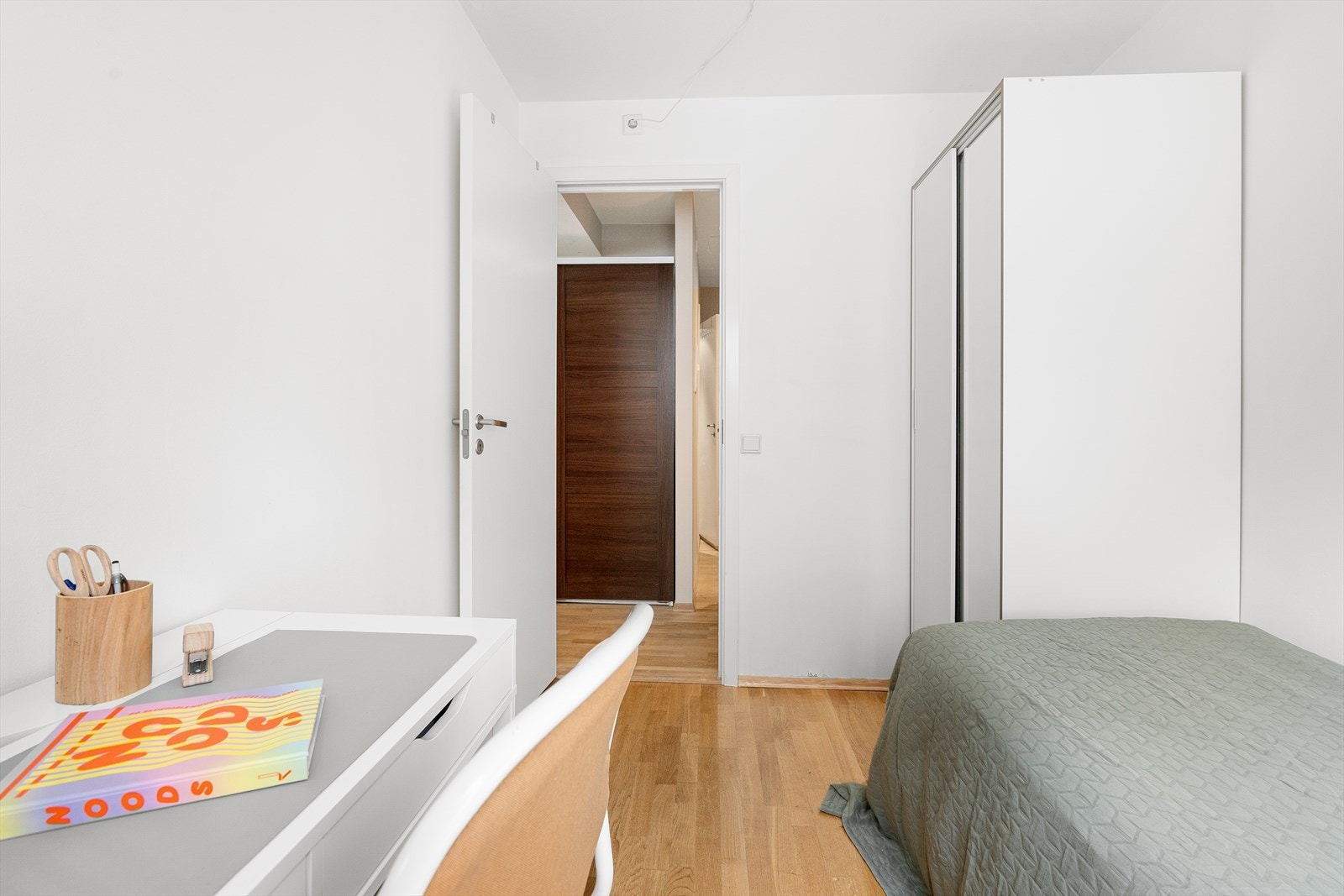 Også soverom 2 er utstyrt med romslig skyvedørsgarderobe Galleribilde