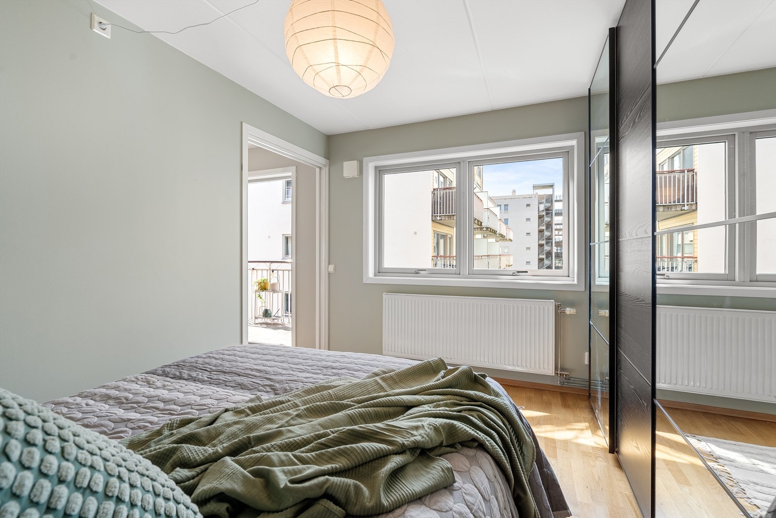 Soverommet ligger fint til med vindu ut mot rolige omgivelser i borettslagets idylliske bakgård Galleribilde