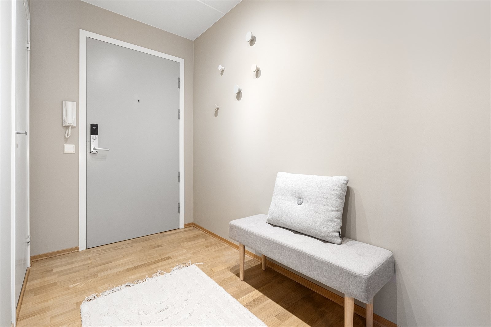 Innbydende og lys entré med god plass til oppheng av yttertøy, her kan man også lett få plass til et enkelt garderobeskap på kortveggen i enden Galleribilde