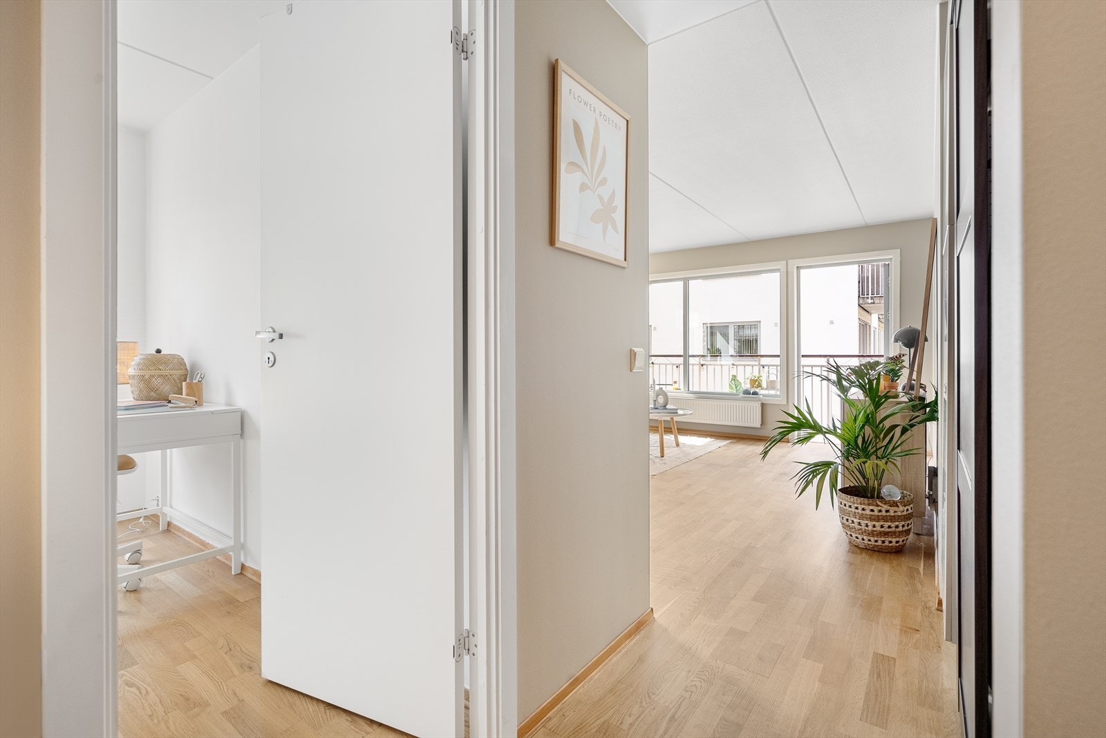 Inngang til soverom 2 ligger mellom leilighetens entré og stue Galleribilde