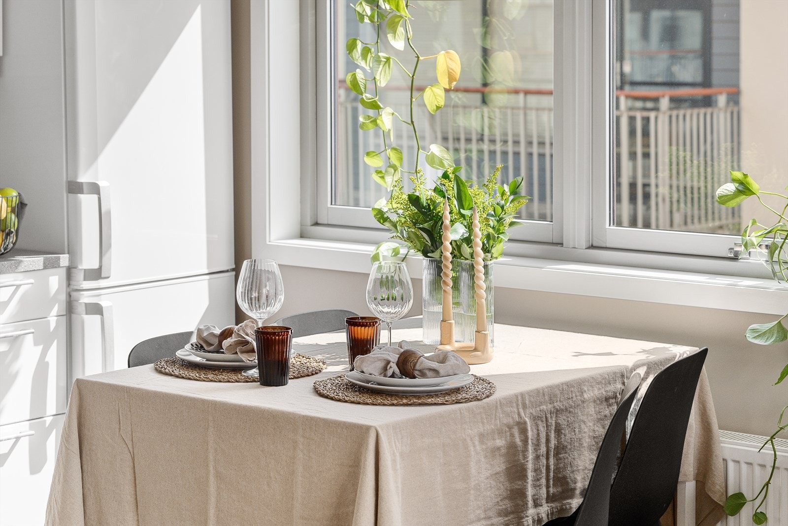 Hyggelig spisesone med naturlig lys. God plass til seks personer rundt nåværende spisebord. Et uttrekksbord er også mulig å trekke lenger ut i rommet for hyggelige lag Galleribilde