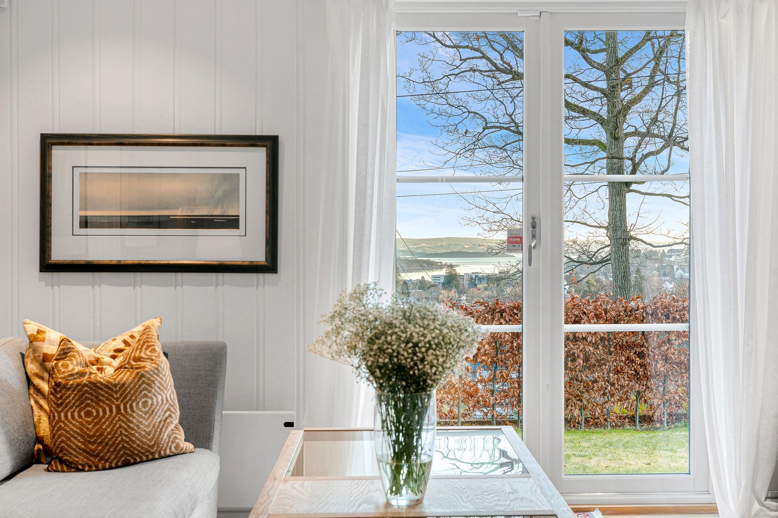 Det er vakker fjordutsikt fra boligens 1. etasje og overetasje. Galleribilde