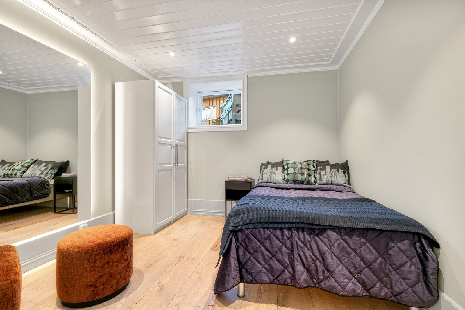 I underetasje hoveddel er det en bod som er innredet som soverom med seng og frittstående garderobeskap. (Dette rommet er ikke godkjent som rom for varig opphold) Galleribilde