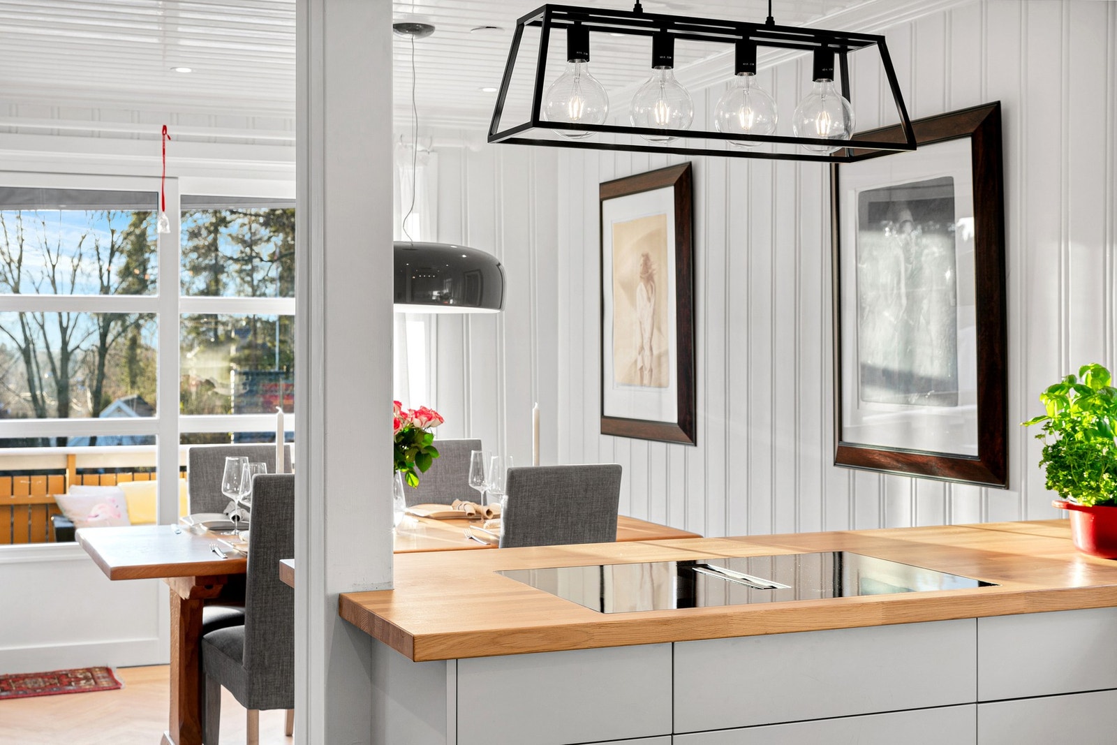 Luftig planløsning mellom kjøkken og spisestue med utgang til uteplass. Galleribilde