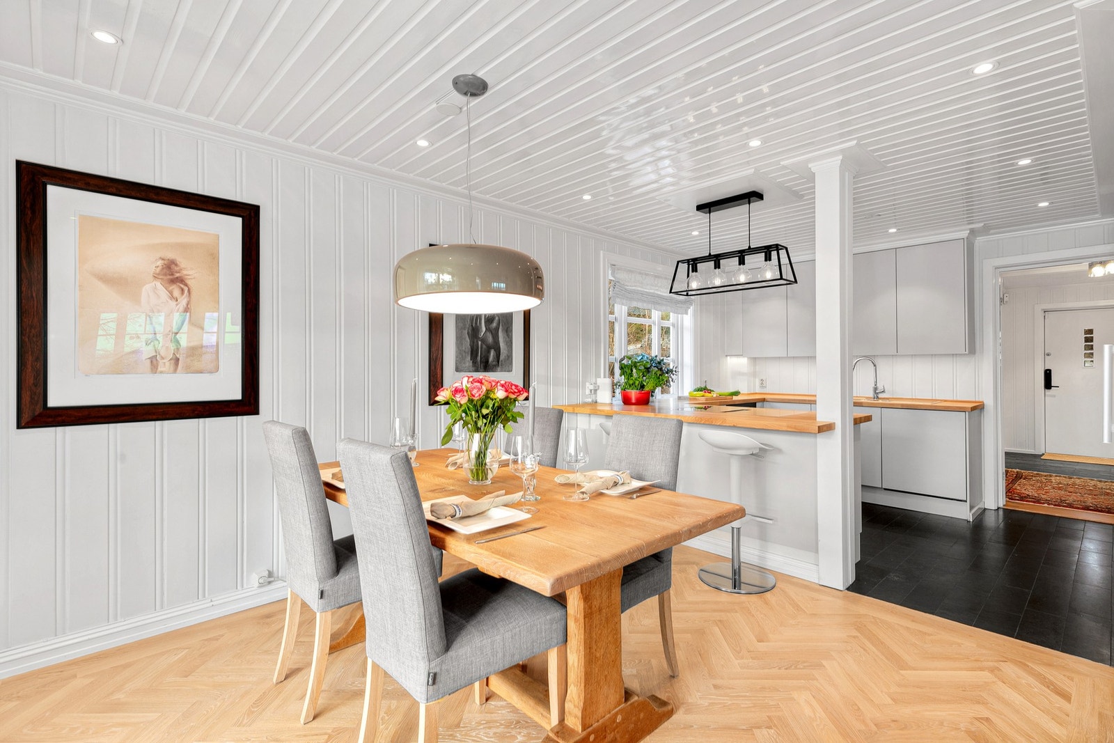 Spisestuen i 1. etasje ligger åpent til inn mot kjøkken Galleribilde