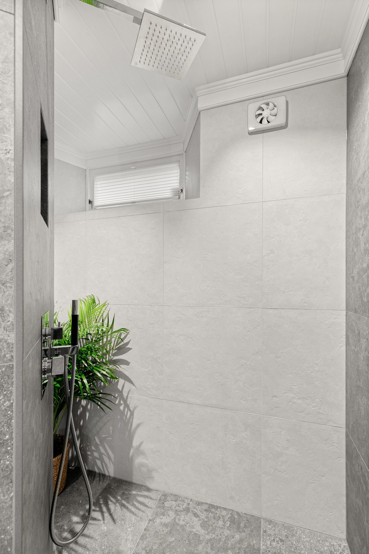 Den store dusjsonen har både regnfallsdusj og håndholdt dusjhode. Galleribilde