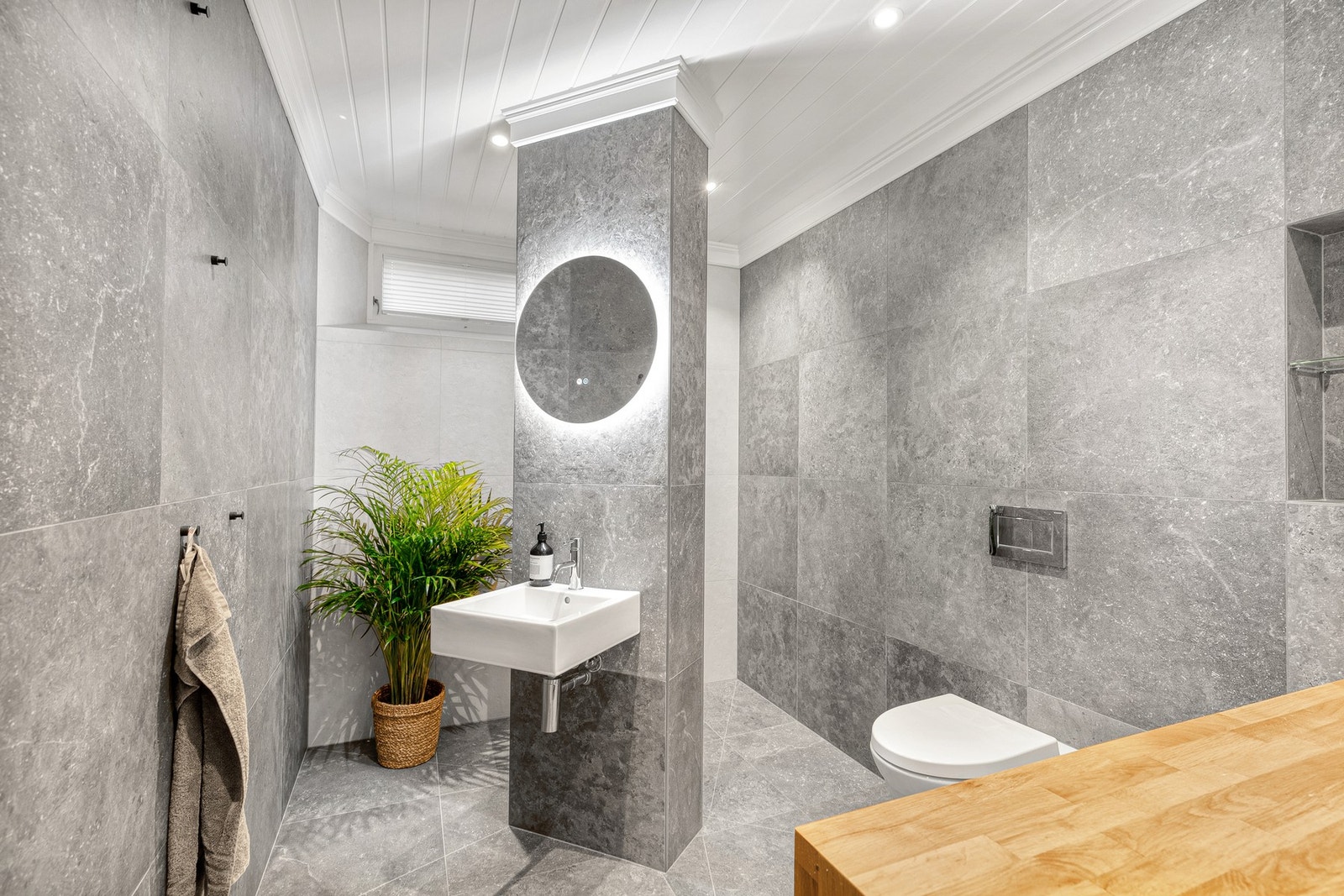 Bad/vaskerom i kjeller er fra 2021, innredet med fritthengende servant, vegghengt toalett og speilskap Galleribilde