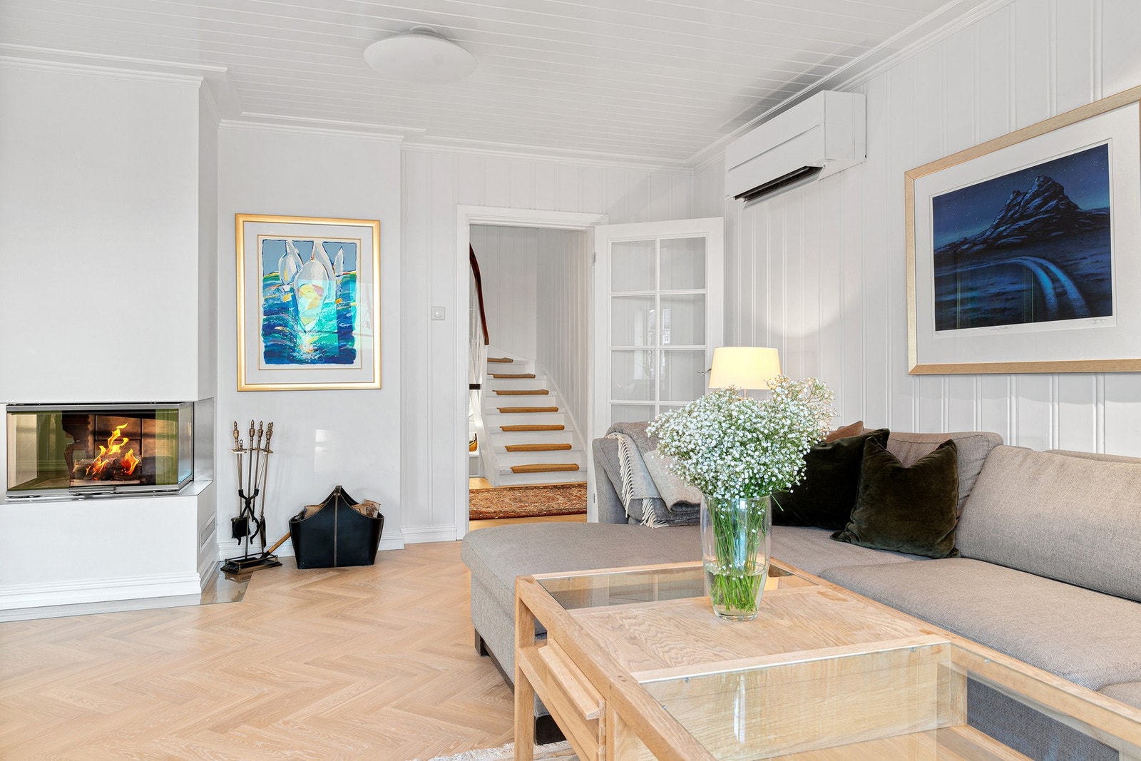 Den innholdsrike eneboligen oppleves tiltalende, med pene overflater og moderne løsninger. Galleribilde