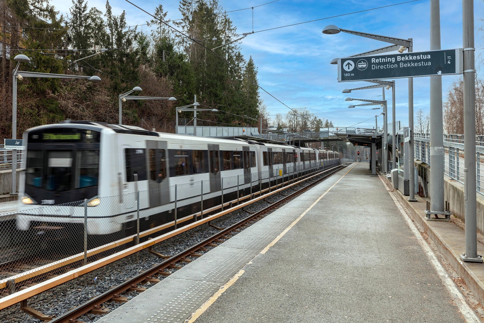 Det er ca 800 meters gangavstand til Jar T-banestasjon. Galleribilde