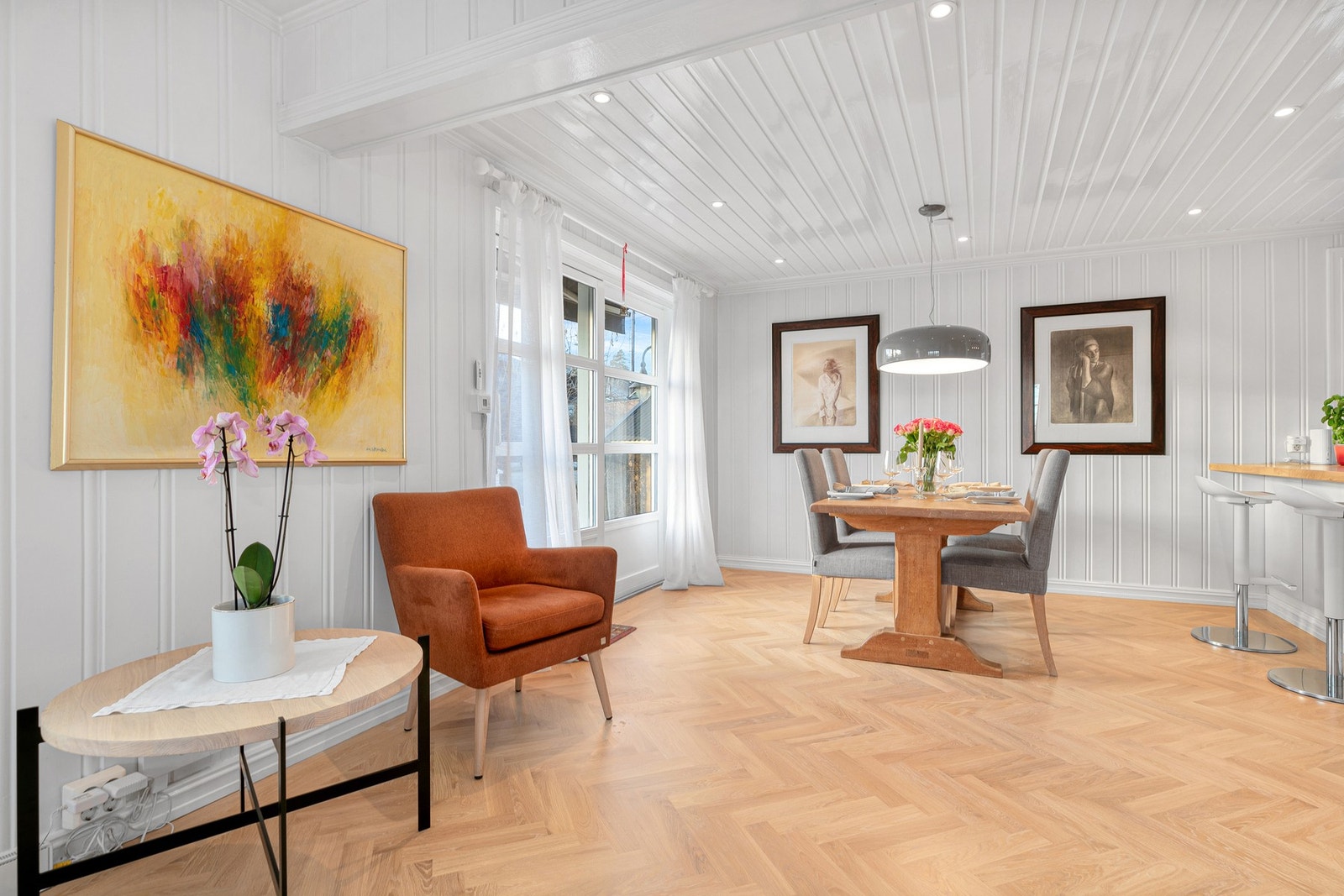 Stue, spisestue og spiseplass i kjøkken . Galleribilde