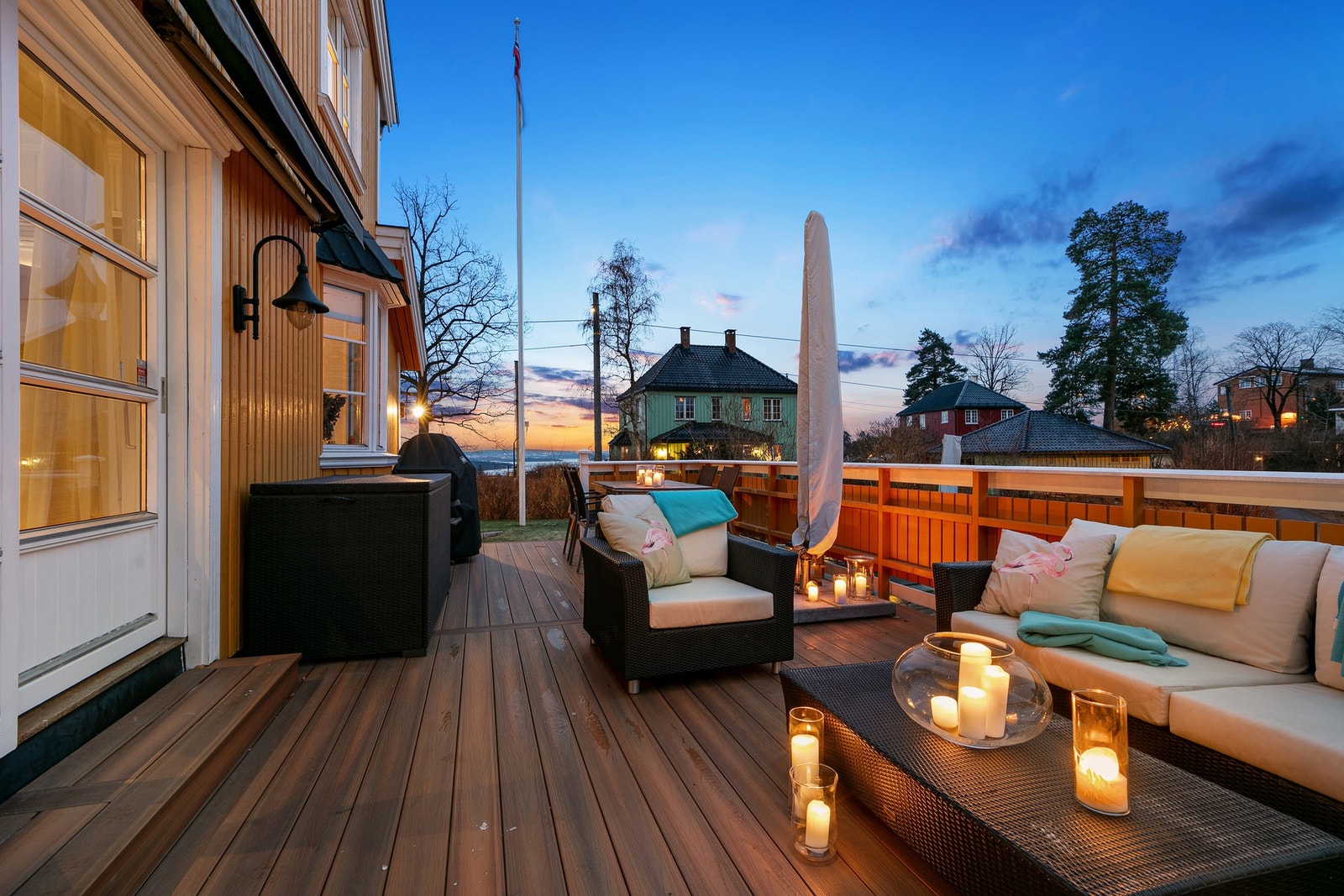 Sørvestvendt terrasse på ca 32 m2 med utgang/adkomst fra spisestue. Galleribilde