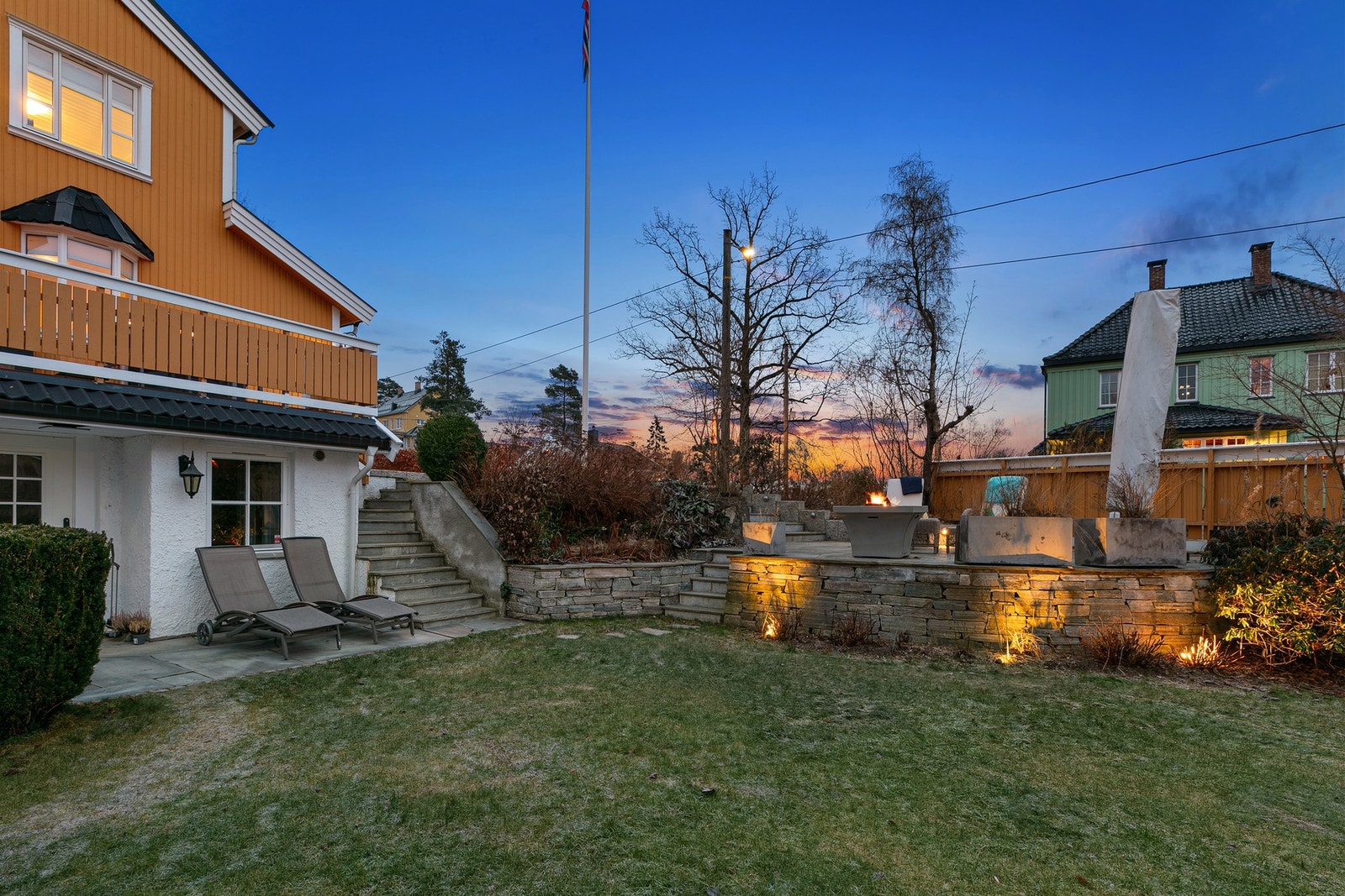 Deler av boligen er i dag leid ut, og denne kjellerdelen har inngang fra gårdsplassen og ned vestvendt trapp i naturstein. Galleribilde