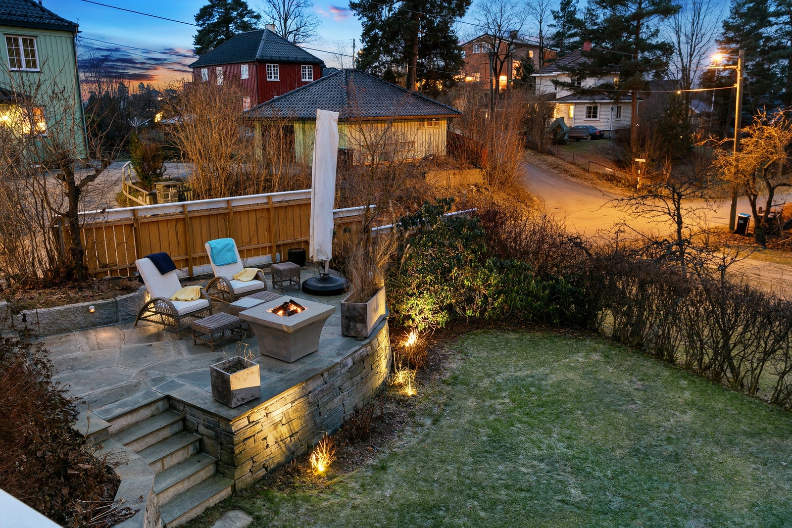 En frittliggende uteplass på ca 22 m2 har adkomst fra hage via trappeløp med naturstein. Galleribilde