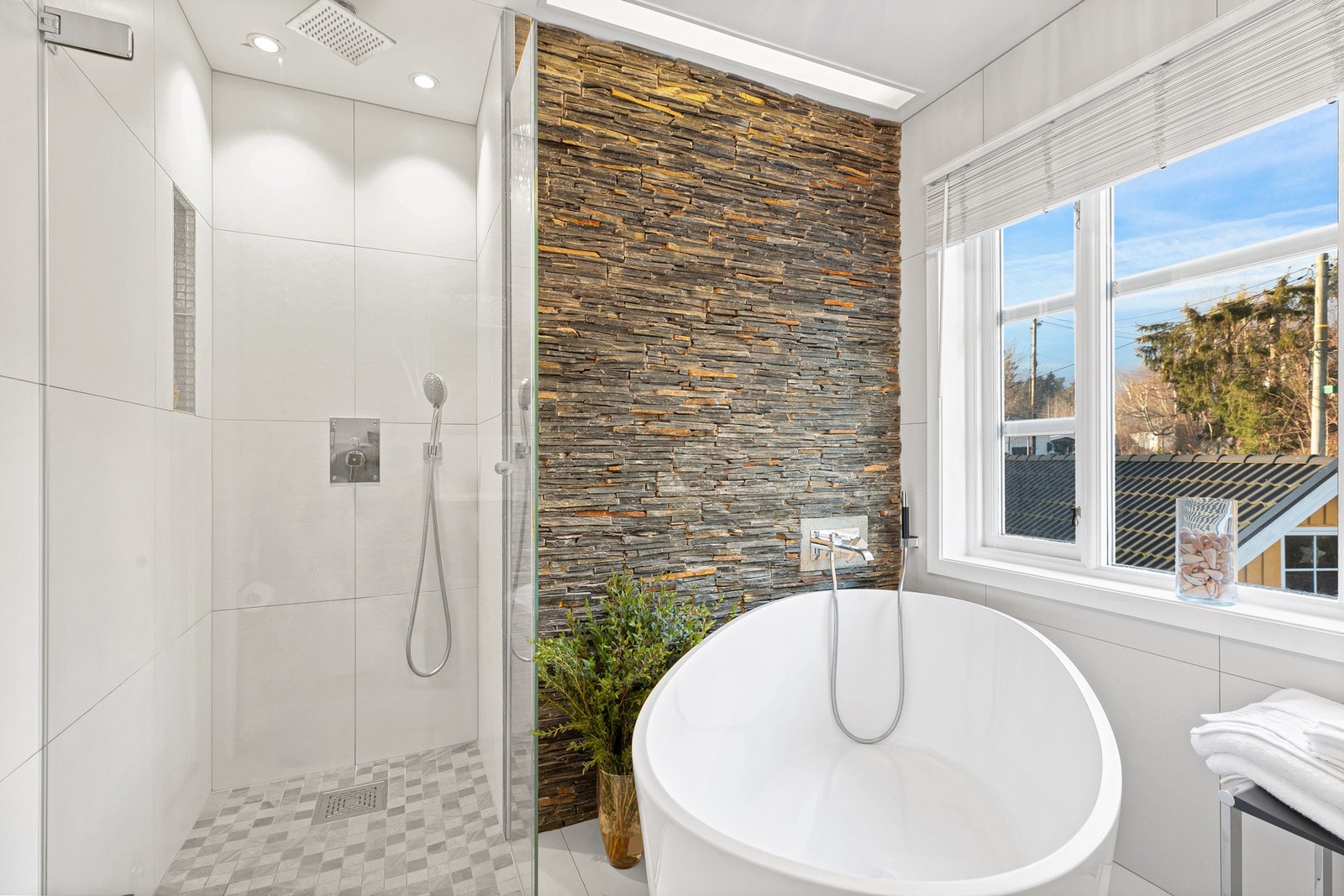 Bad tilknyttet de tre soverommene i 2. etasje Galleribilde