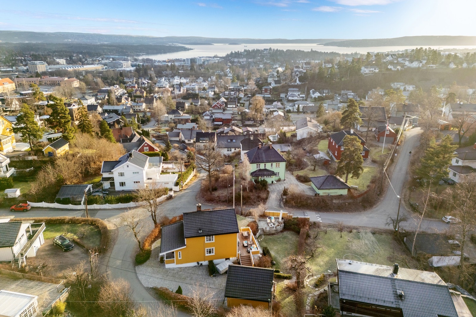 Boligen ligger høyt og vakkert til med utsikt til fjorden fra store deler av hagearealet. Galleribilde