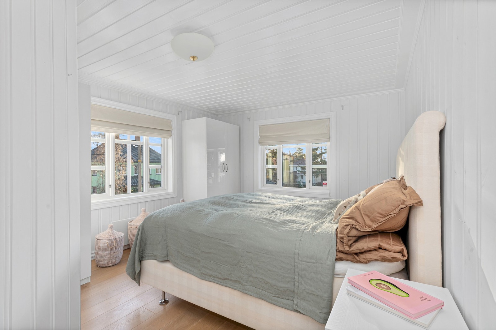 Hovedsoverom har garderoberom og godt lysinnslipp med vinduer vendende i to retninger. Galleribilde