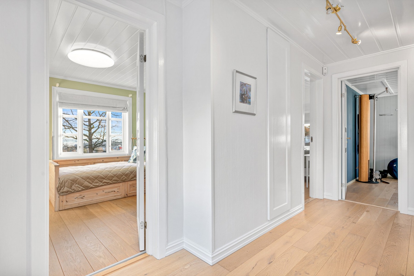 Gangen i øverste etasje inkluderer små garderobeløsninger. Galleribilde