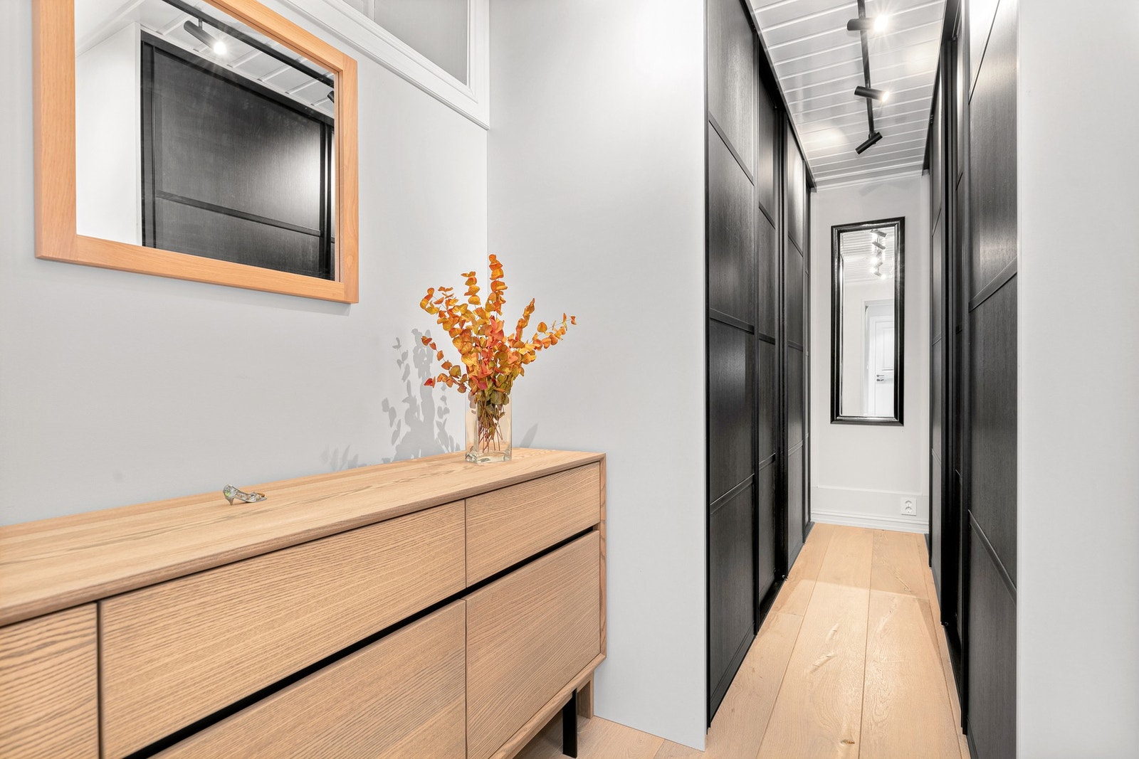 Det er montert opp gode garderobeløsninger i boligen. Galleribilde