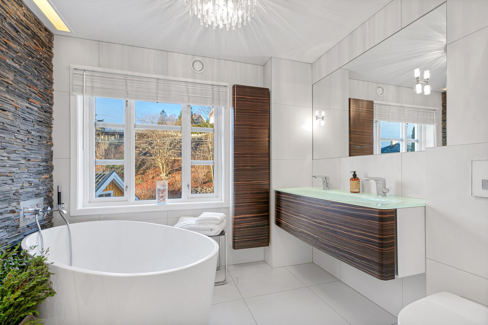 Bad i 2. etasje (2012) innredet med skuffeseksjon og høyskap fra Keuco, dobbel servant, toalett og en separat dusjnisje. Galleribilde