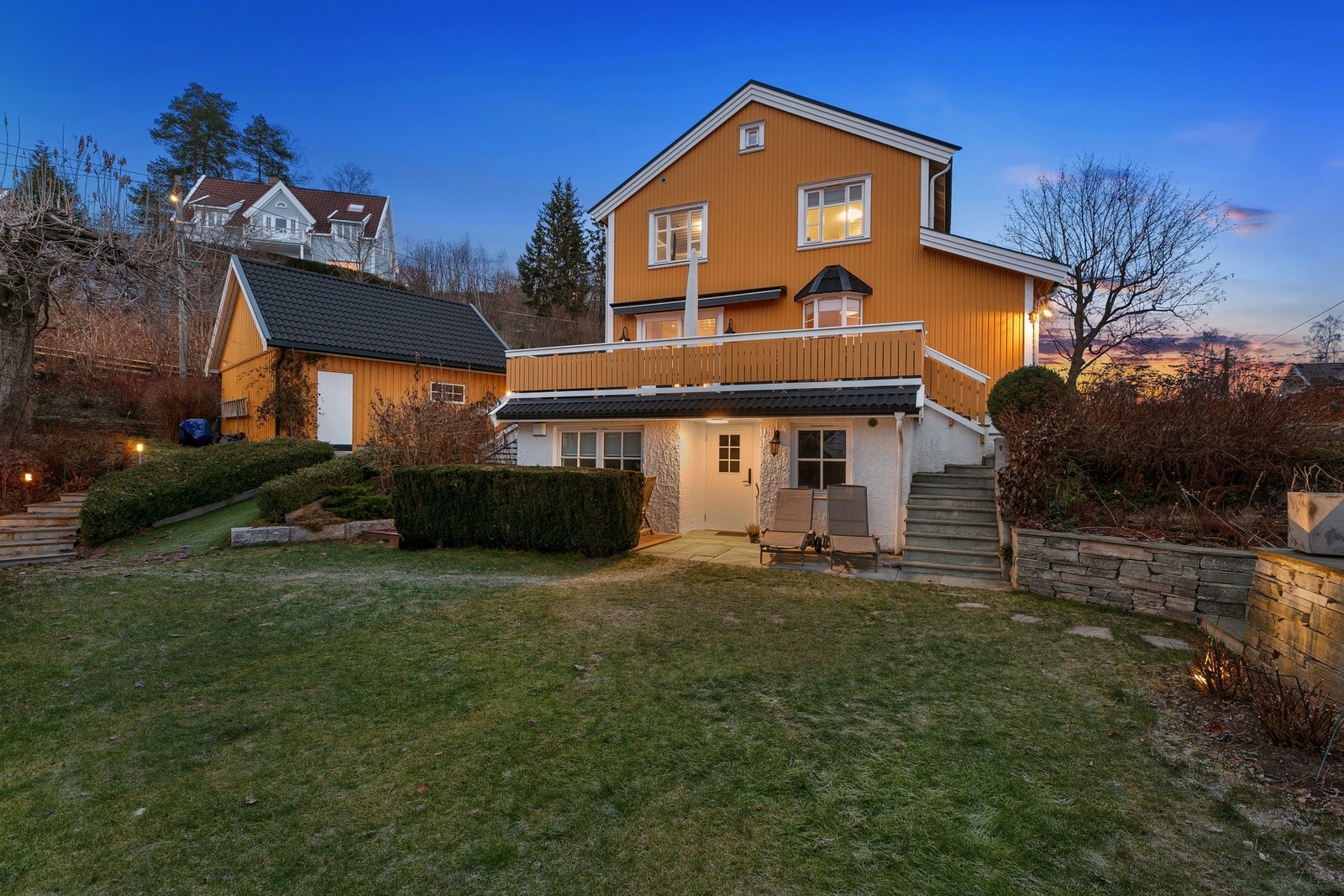 Trapp fra stue og inngangsparti til hagenivå er oppført i murkonstruksjoner med naturstein. Galleribilde